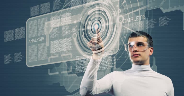 Ragazzo che tocca un menù digitale